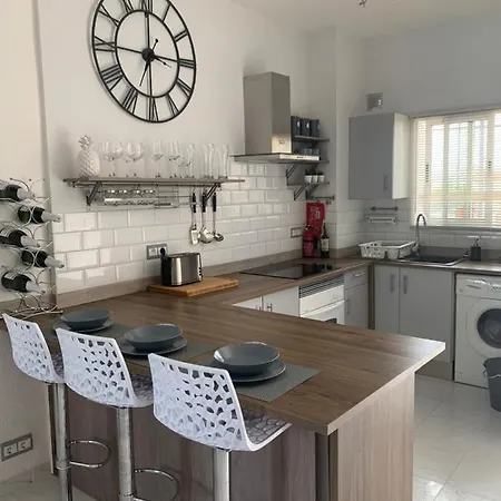 Tres Hermanos - Spacious Modern 2 Bedroom Appartement *