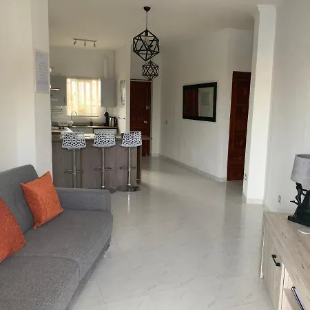 Tres Hermanos - Spacious Modern 2 Bedroom Apartment *